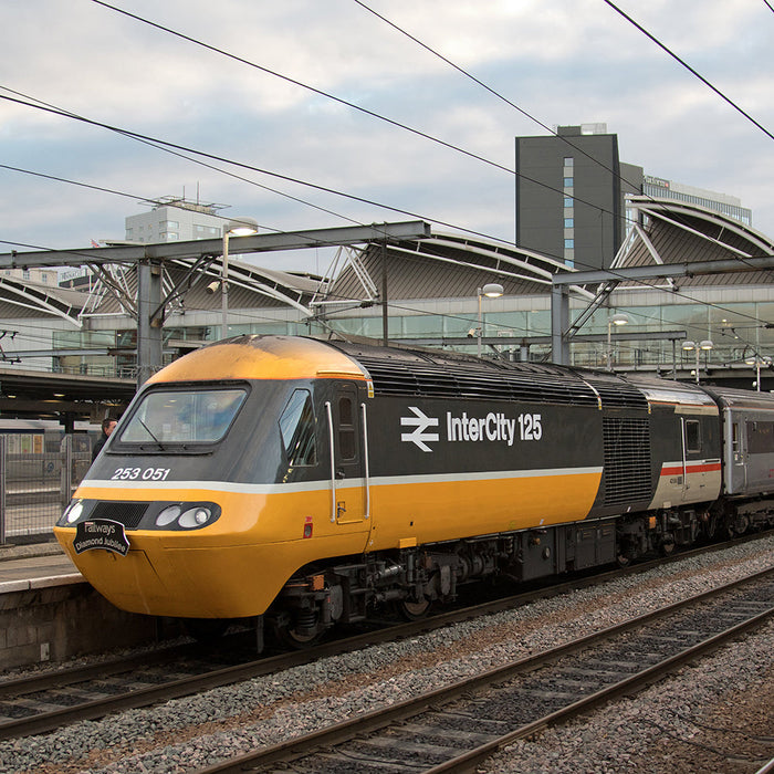 Hornby CrossCountry HST Limited-Edition Train Pack with TXS