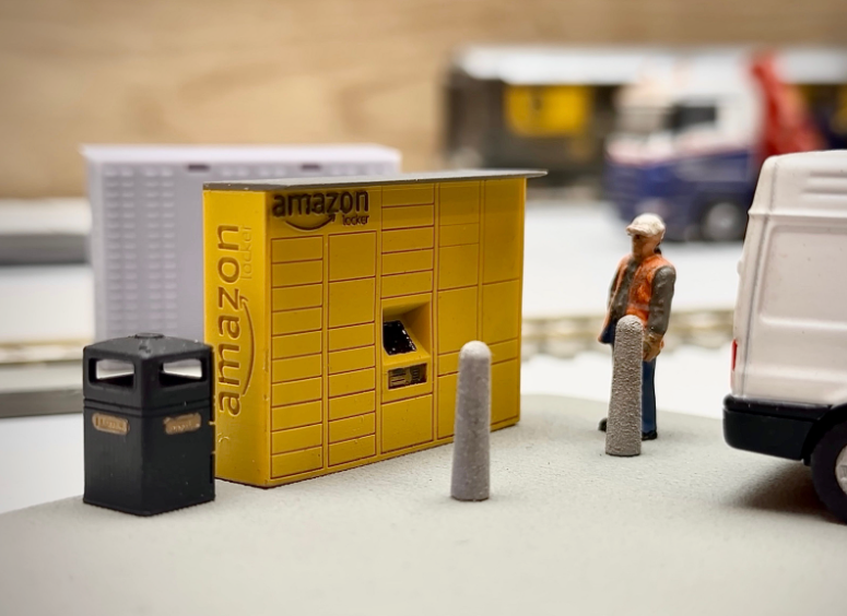 Rusty Rails OO Gauge Amazon Locker